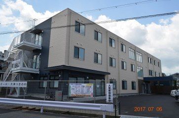 落ち着いた色合いの壁が特徴の建物