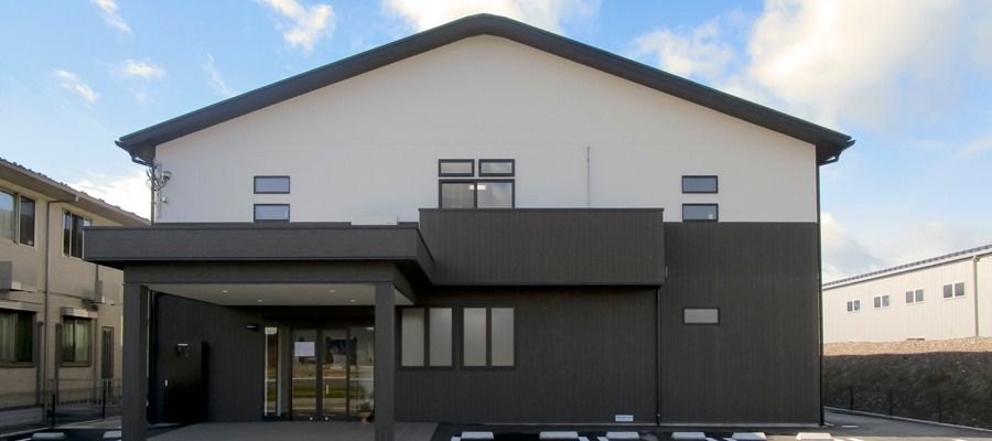 落ち着いた外観の建物