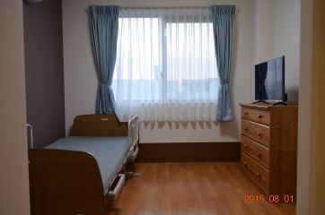 アットホームな雰囲気のお部屋にベッド、収納、テレビが設置