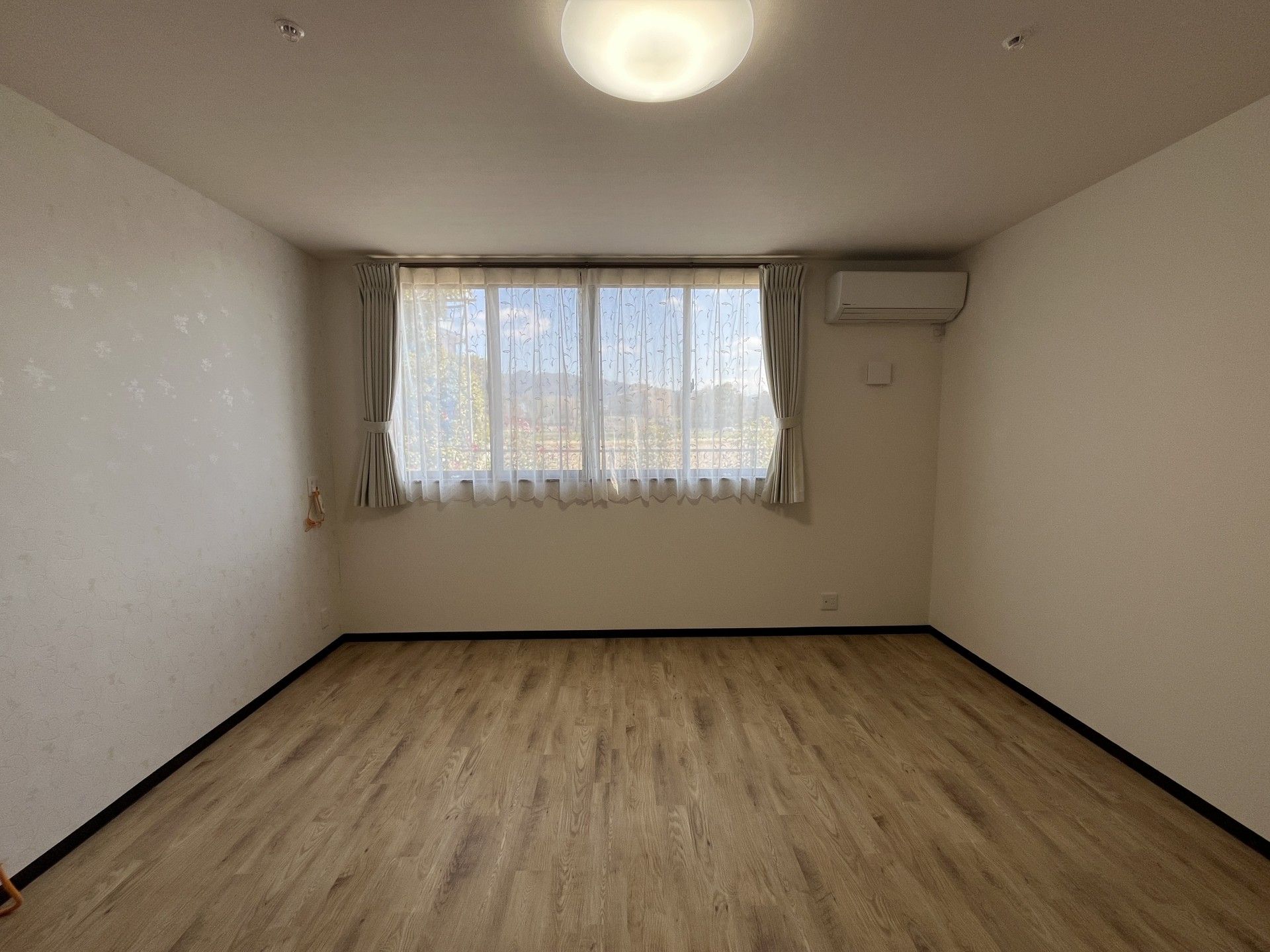 窓際の明るい部屋