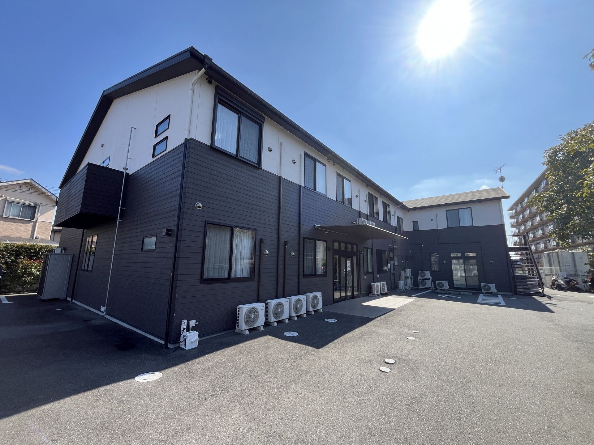 日差しが差し込む建物外観