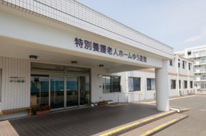 明るい入り口の建物