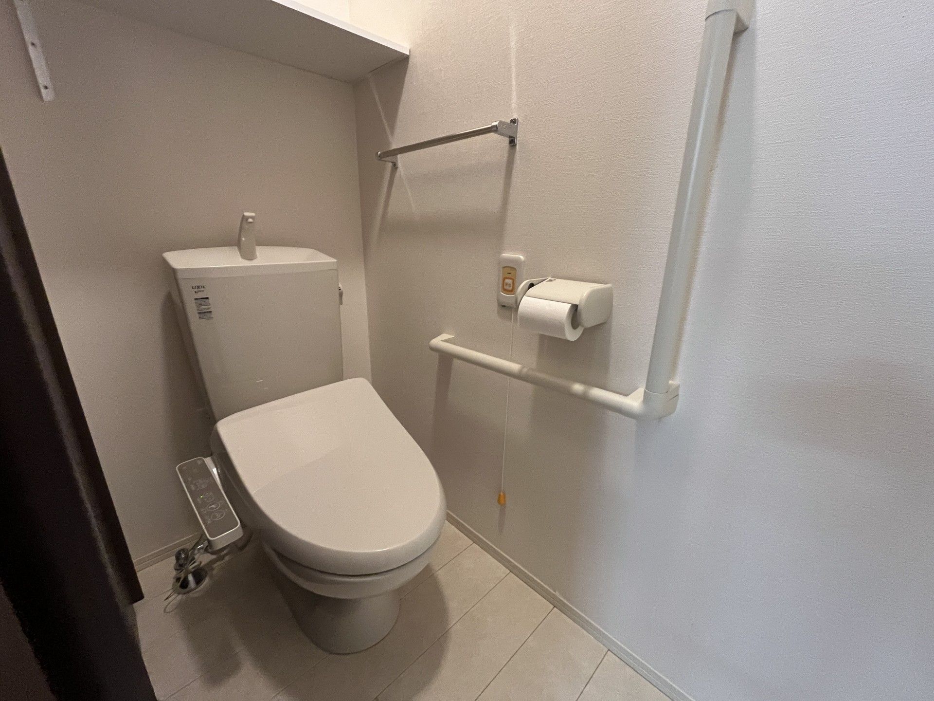 手すり付きのトイレ