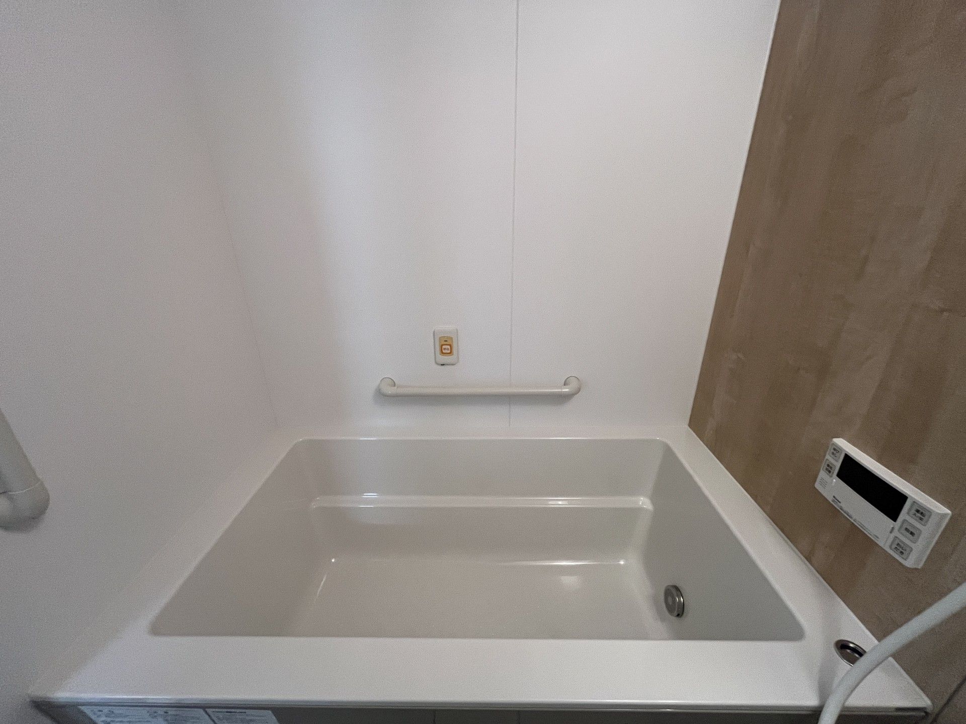手すり付きの浴槽