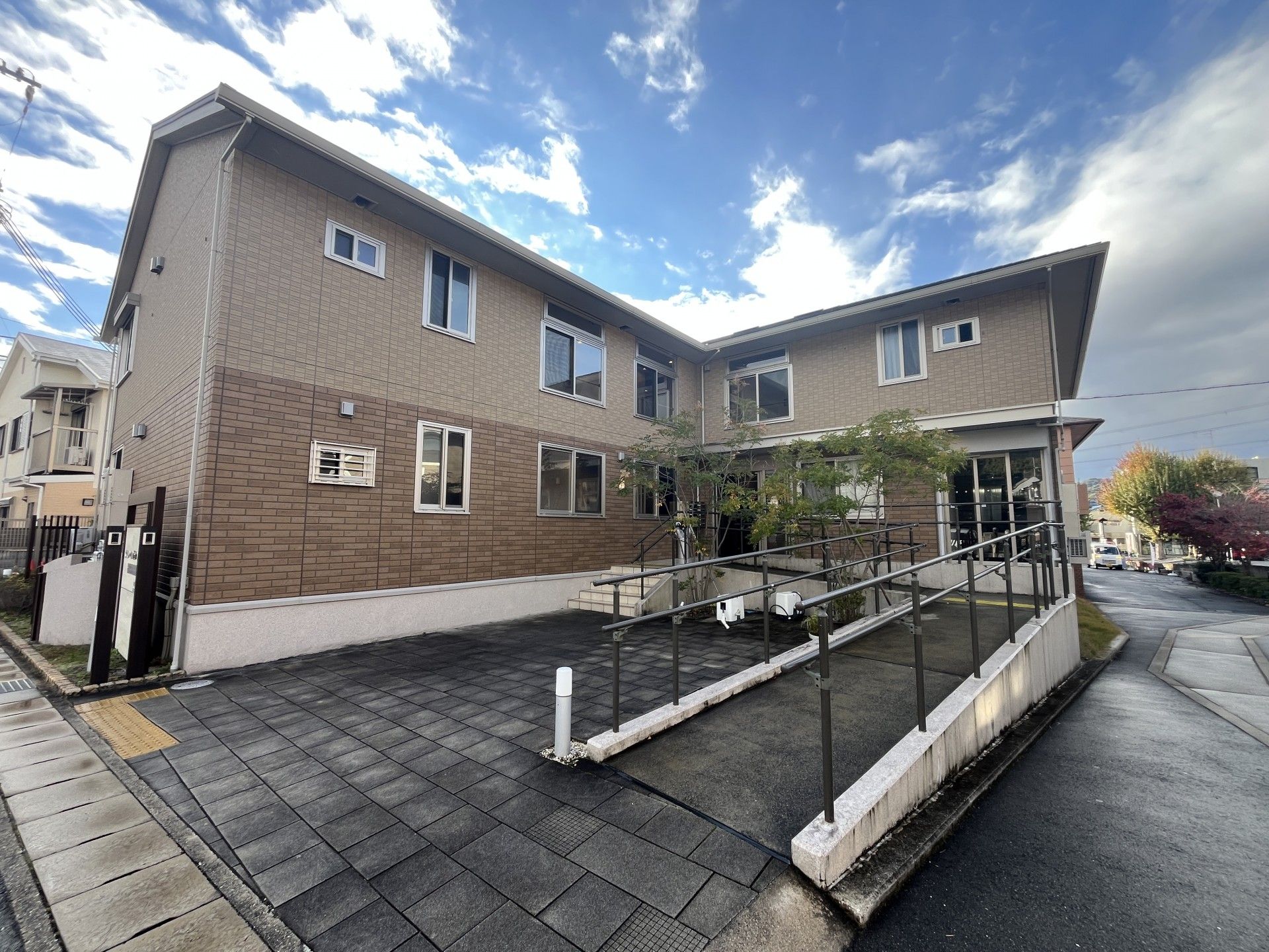 スロープ付きの建物外観