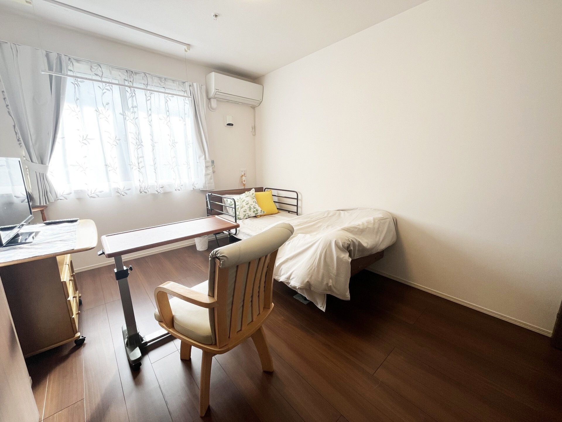 明るい個室の様子