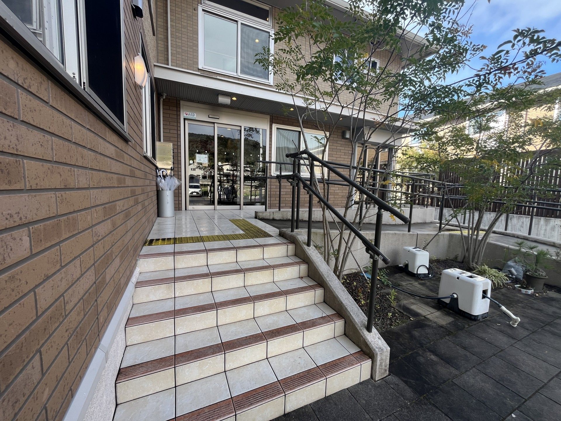 手すり付きの階段入口