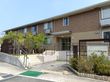 緑に囲まれた建物の外観