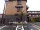 静かな住宅街にある施設入口