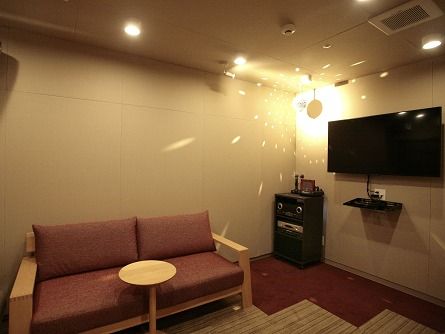 施設内に用意されているカラオケルーム。明るいミラーボールが回っている様子が写っている