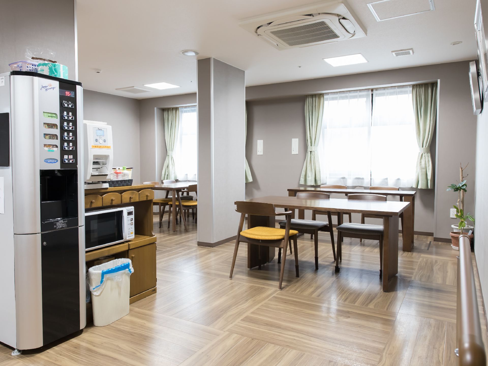ドリンクサーバーや電子レンジが置かれているフローリングの広間