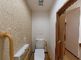 手すり付きのトイレと洗面所