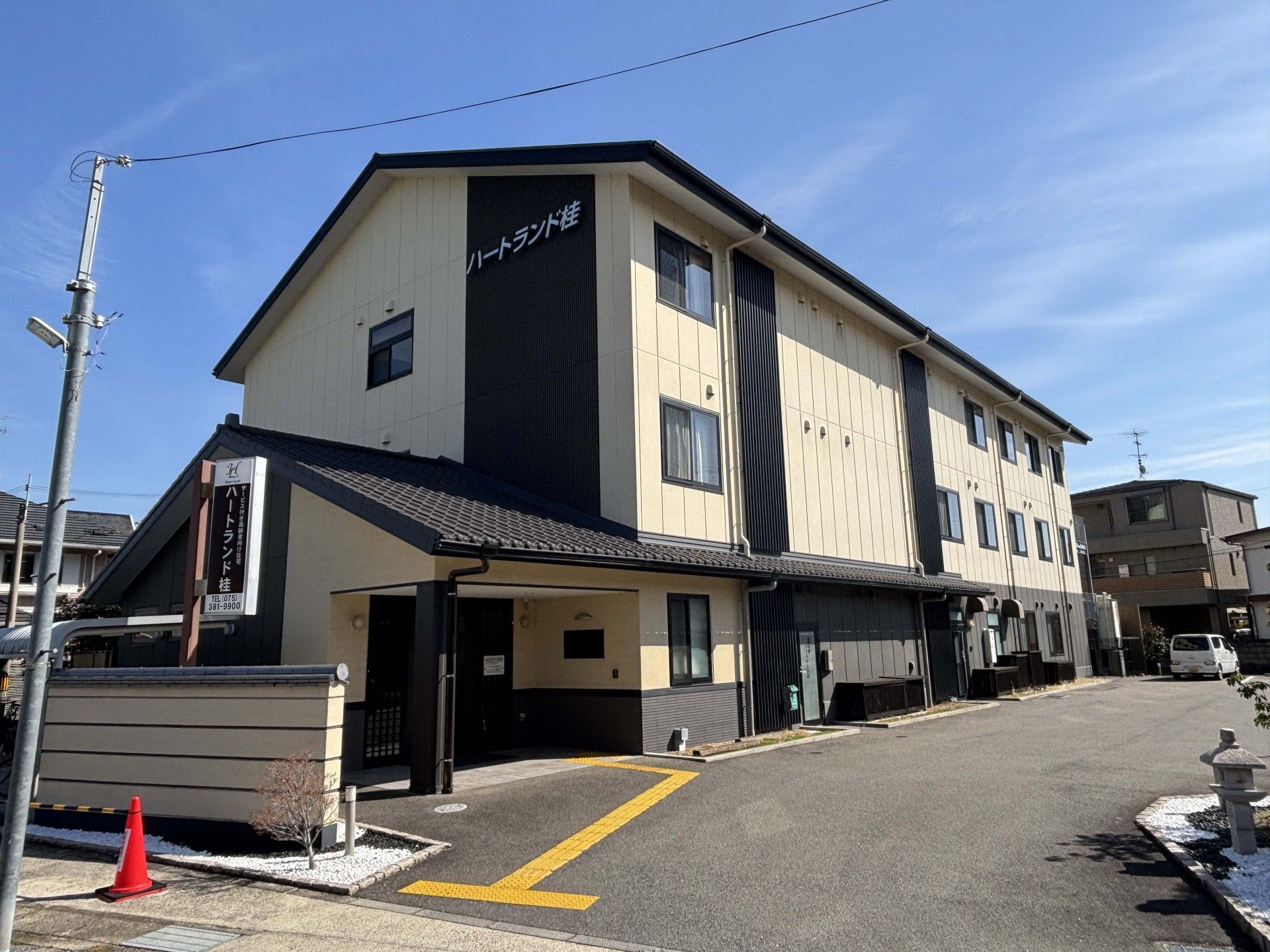 落ち着いた外観の建物
