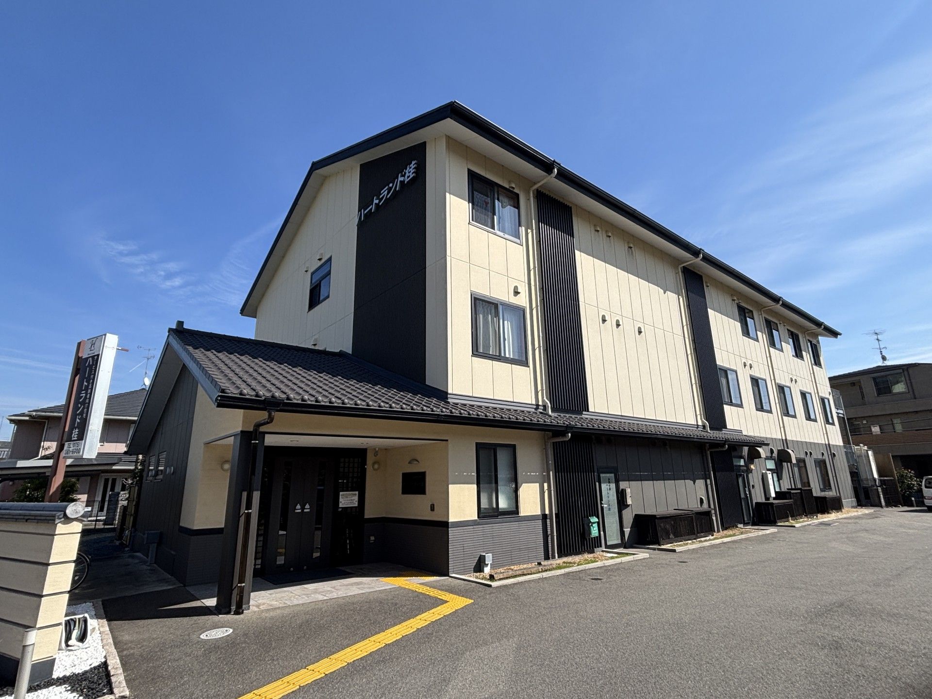 落ち着いた外観の建物