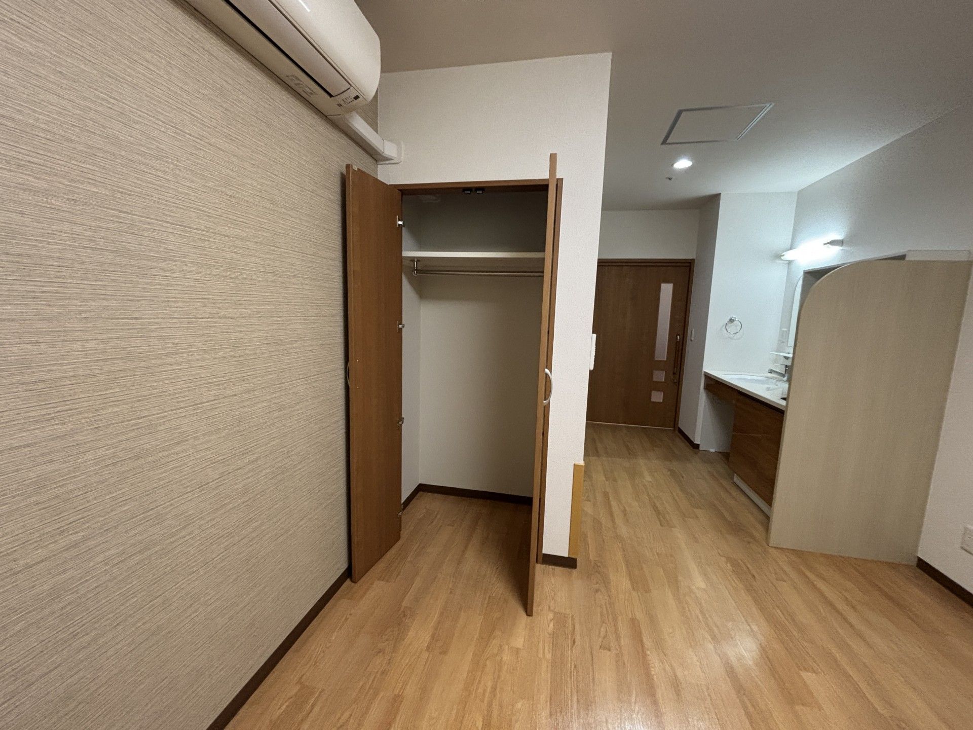 収納と洗面台のある部屋