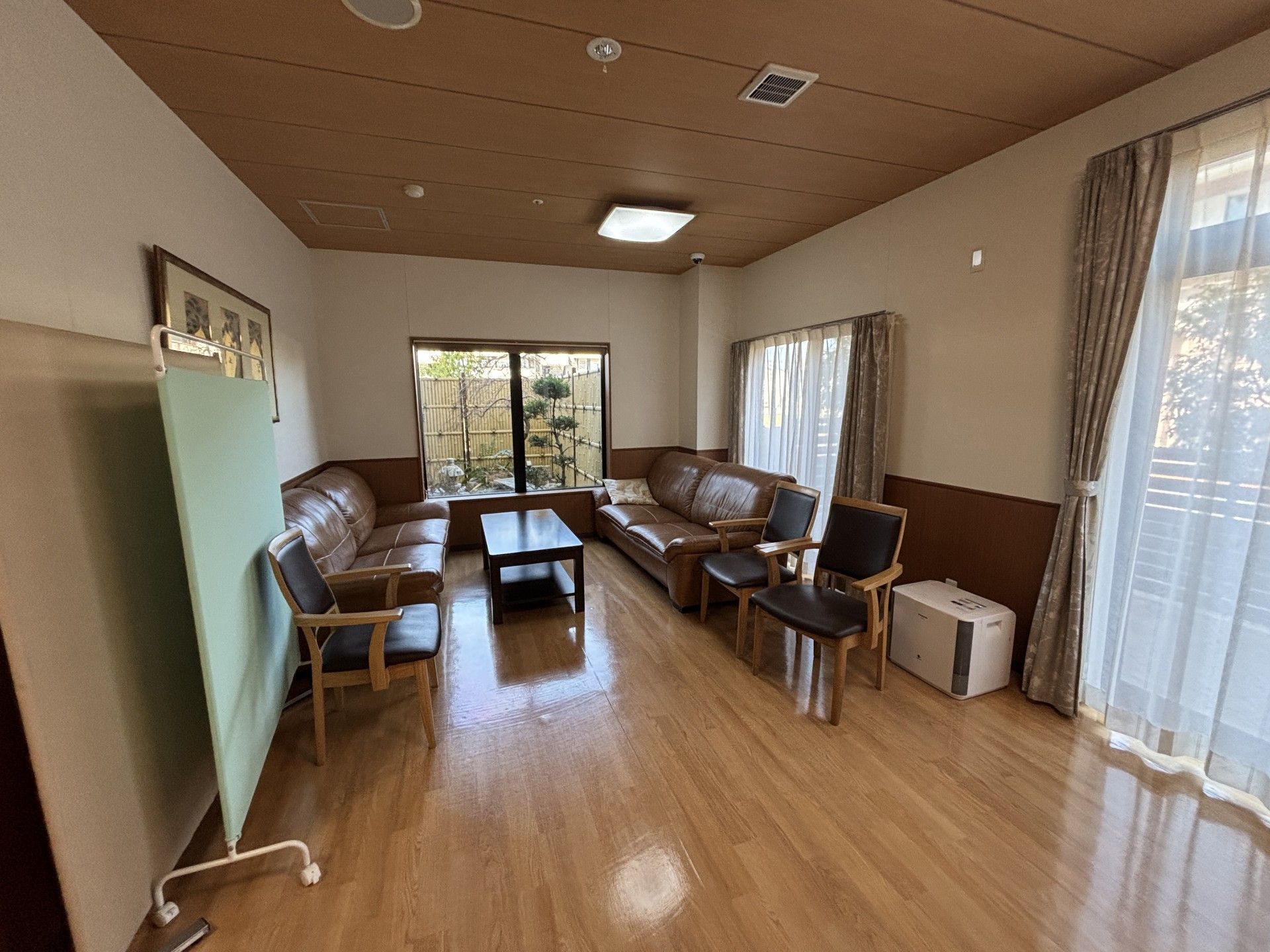 落ち着いた雰囲気の部屋