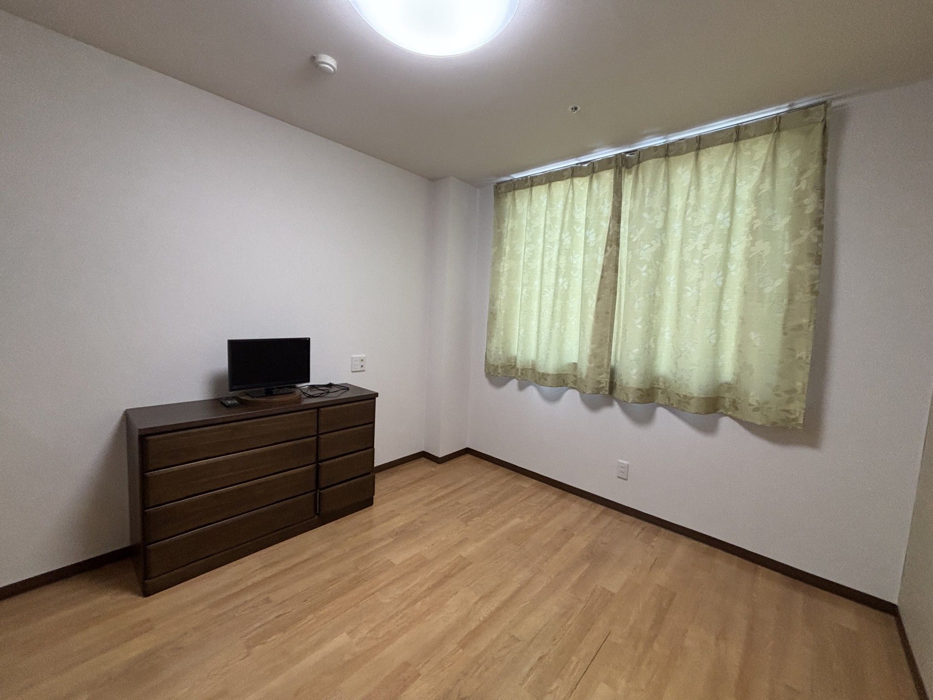 落ち着いた雰囲気の部屋