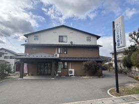 落ち着いた外観の建物