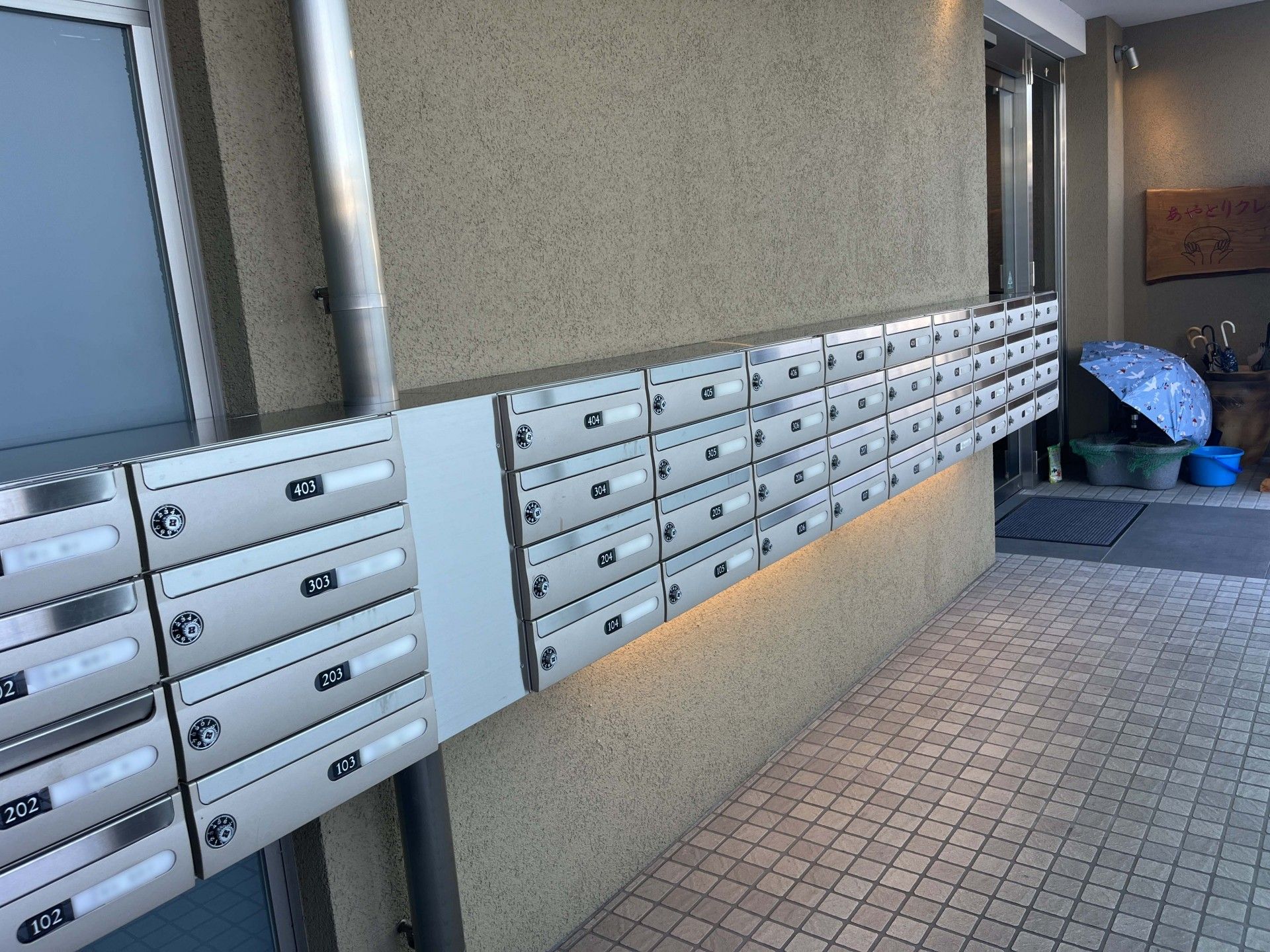 集合ポストのある建物
