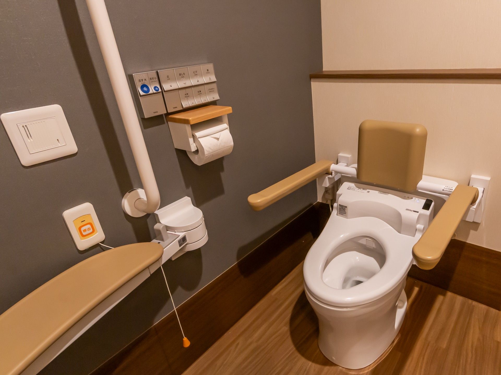 手すり付きのトイレ