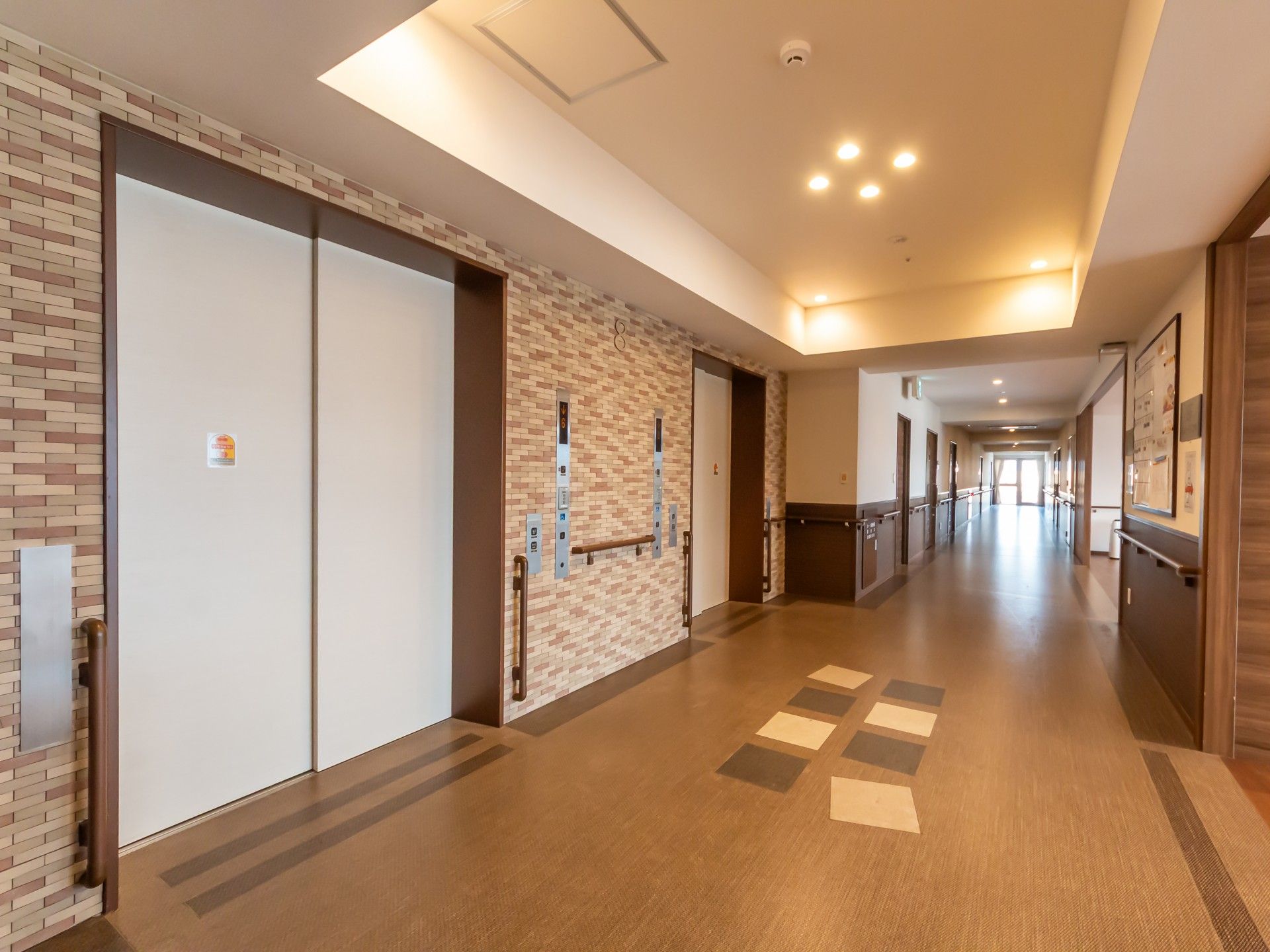 明るい廊下とエレベーター