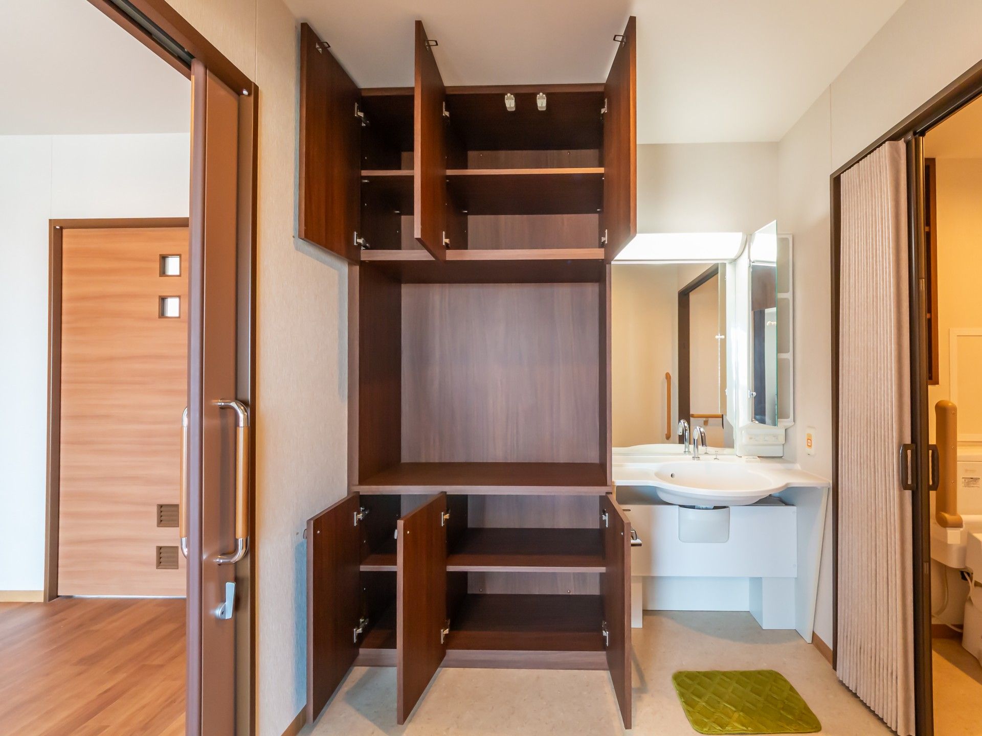 収納と洗面台のある空間