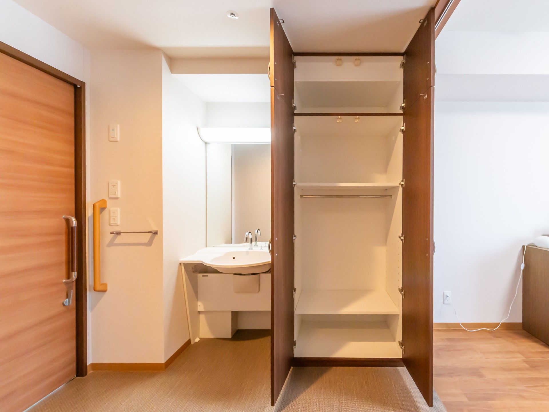 洗面台と収納のある部屋