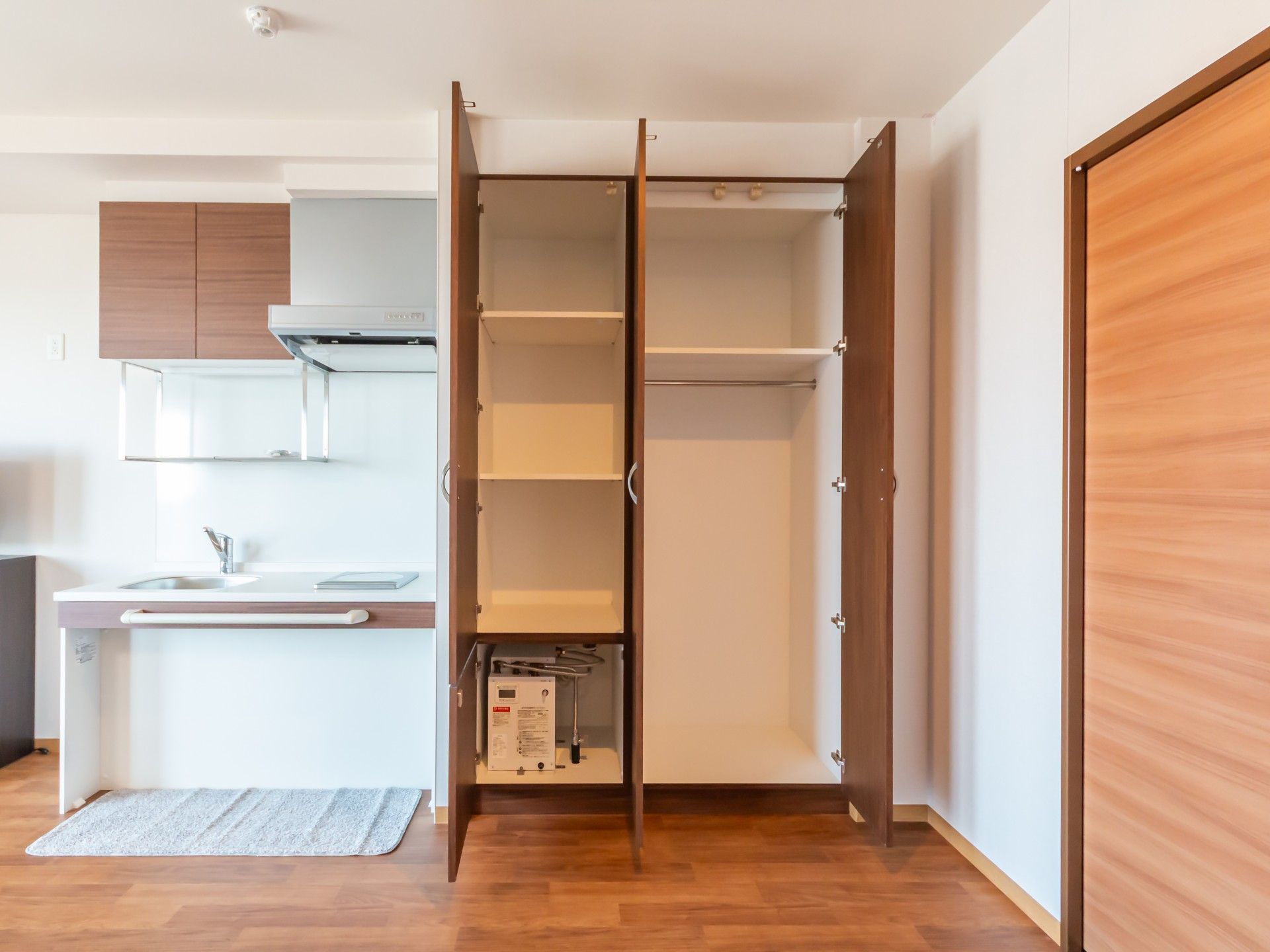 収納とキッチンの一角