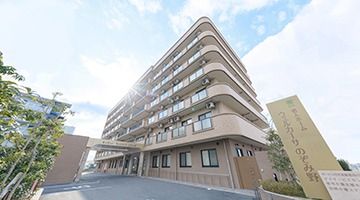 青空の下の建物外観