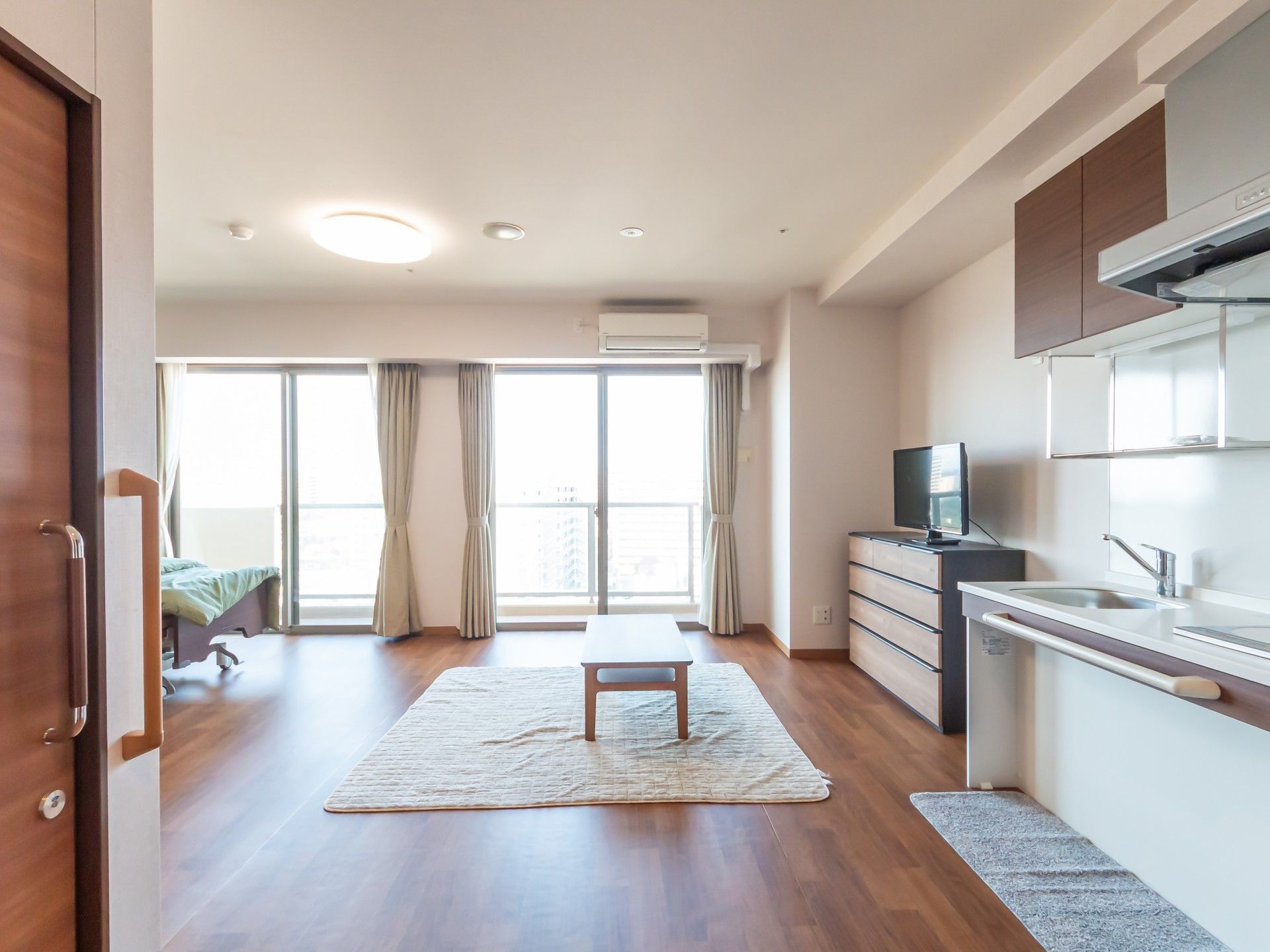 明るい居室の一角