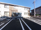 介護施設の外観と駐車場