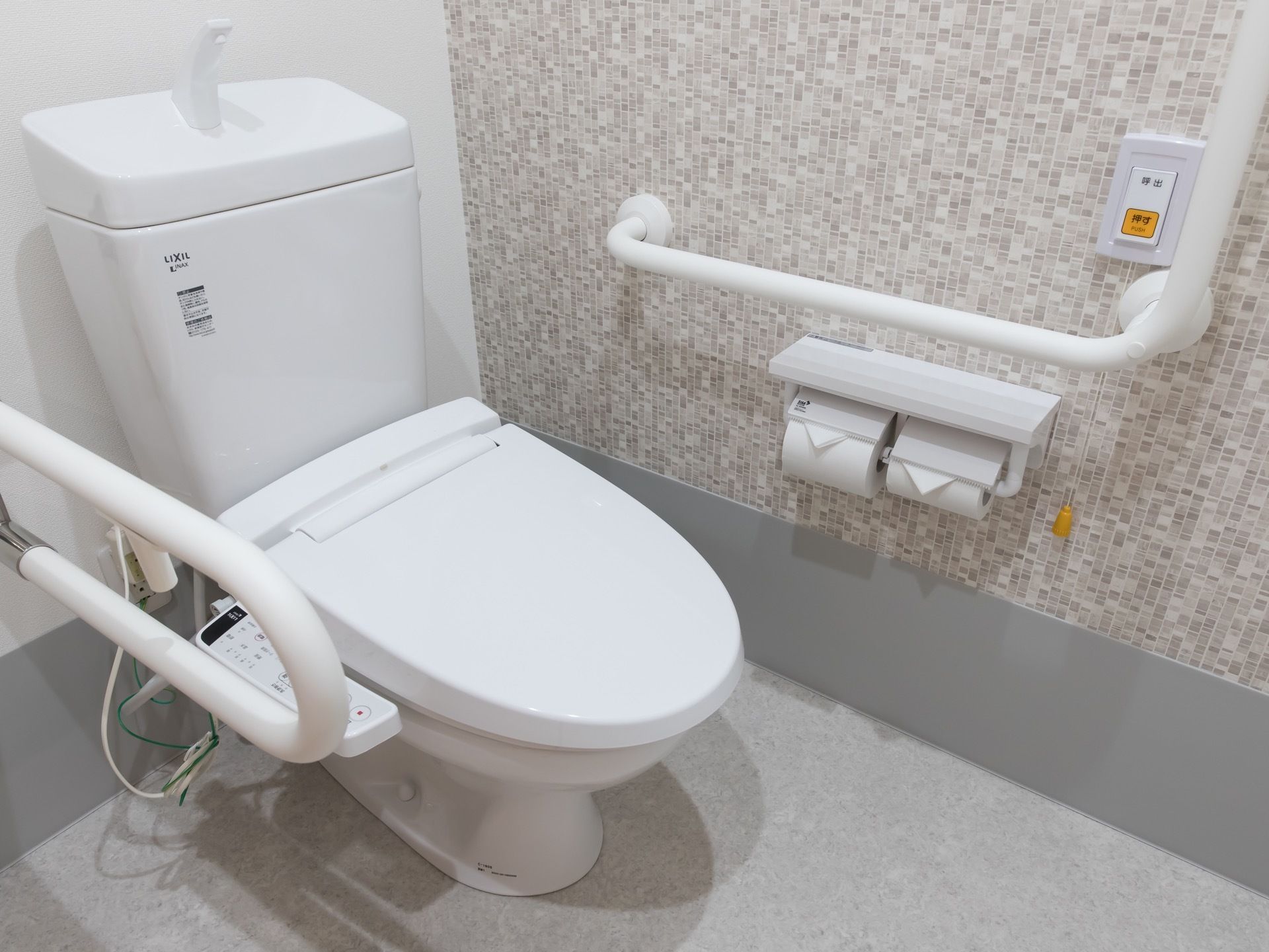 両側に手すりが取り付けられているトイレは、緊急時の呼び出しボタンがある。引き戸の扉で出入りもスムーズ。