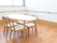 部屋にはIH対応のキッチンと、4人掛けのテーブルが設置されている。部屋全体に手すりが付いており、掴まりながら移動できる。