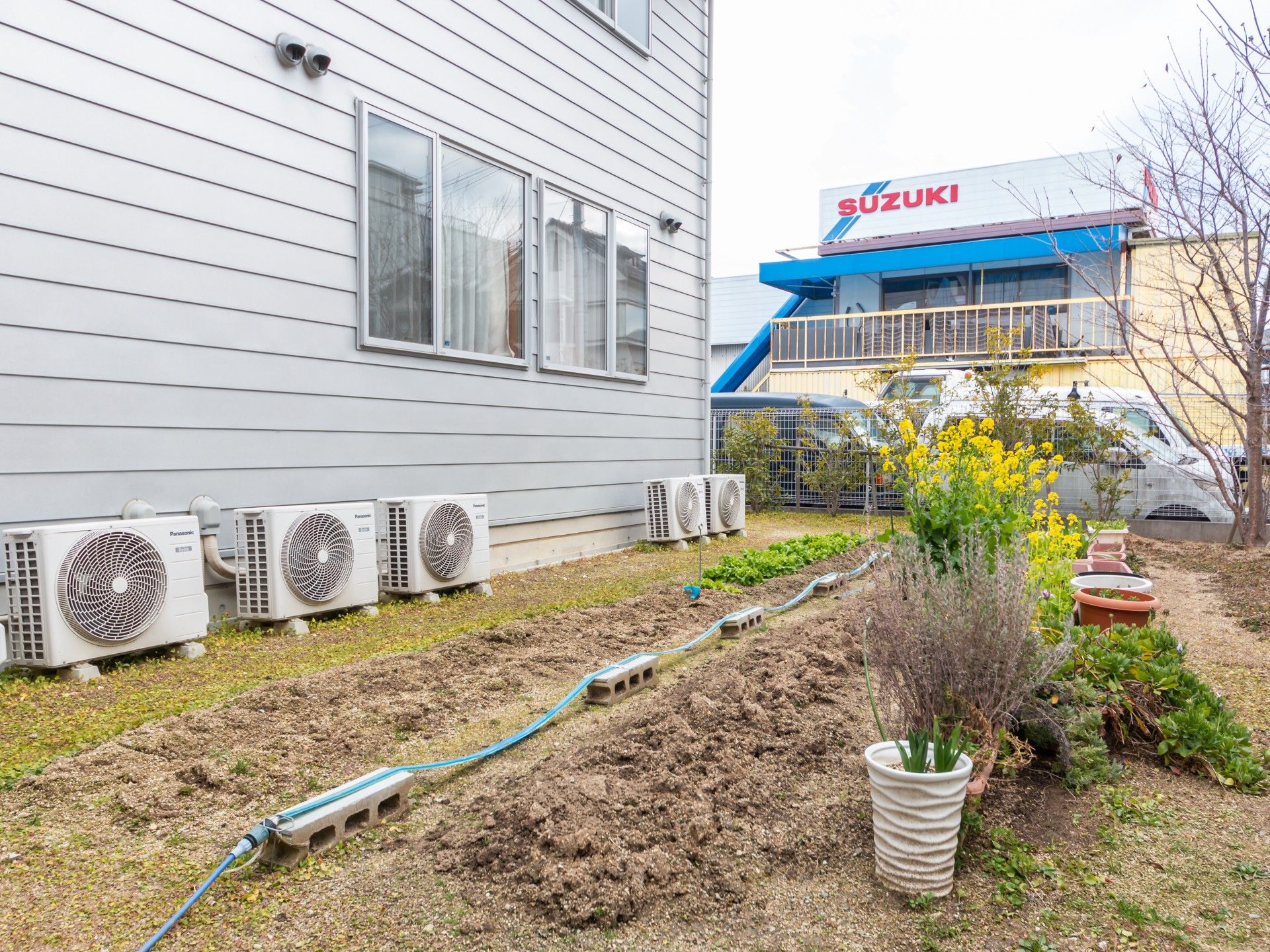庭の花壇と建物の外壁