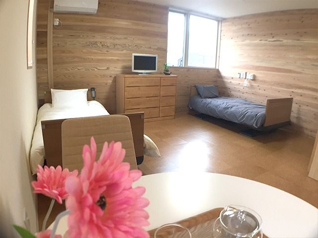 木目調の落ち着いた部屋