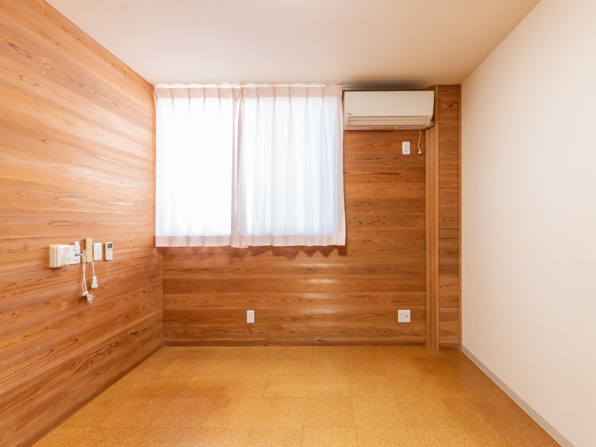 木目調の壁と窓の部屋
