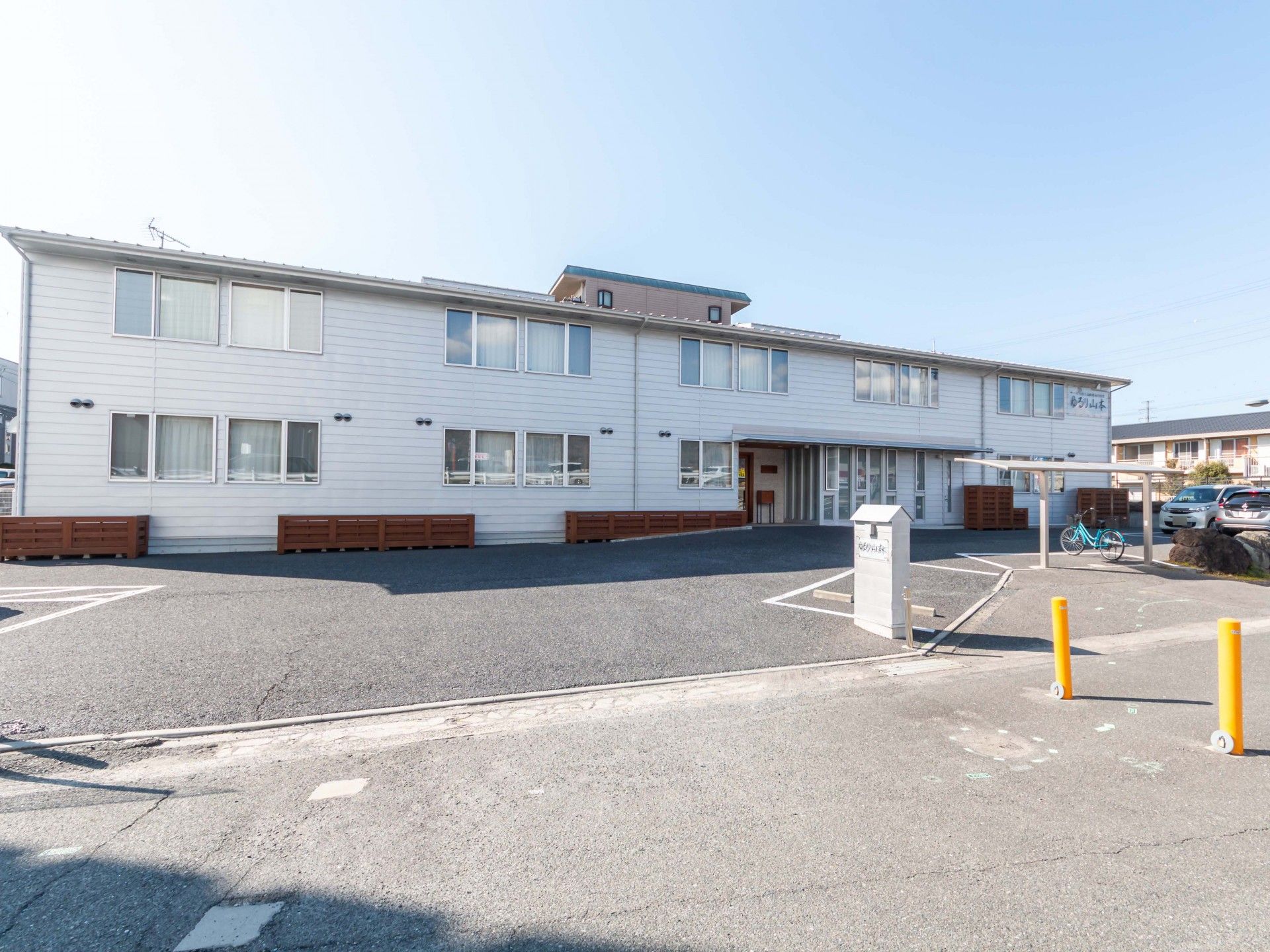広い駐車場のある建物