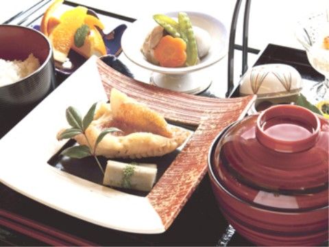 趣ある器に盛りつけられ箸と共に配膳されている懐石の膳