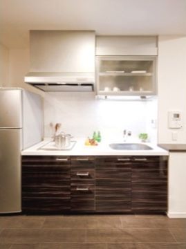 居室のキッチンは２口コンロで、居室で本格的な自炊をすることができる。オール家電で安全性が高い。収納量や使いやすさにもこだわっている。