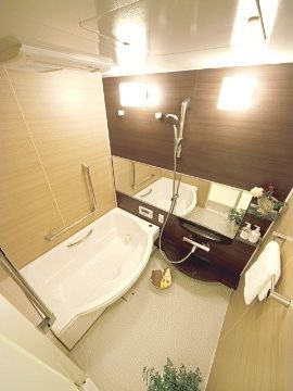 浴室の天井には、浴室乾燥機付き暖房機が設置されている。床は冷たさを感じにくい素材を使い、寒い時期でも快適に入浴ができる。