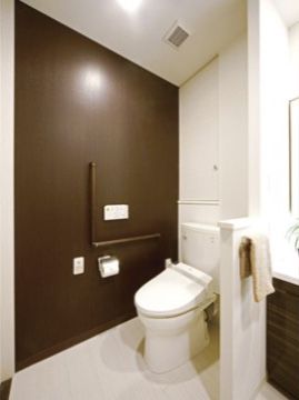スムーズな動線を考慮してトイレと洗面台、洗濯機置き場が一体になった間取りをしている。スライド扉を開けると、浴室とも繋がるようになっている。