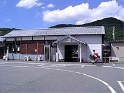 白色を基調としたJR姫新線余部駅が最寄り駅ある。施設は公共交通機関が整備された、来訪するのに便利な立地となっている。
