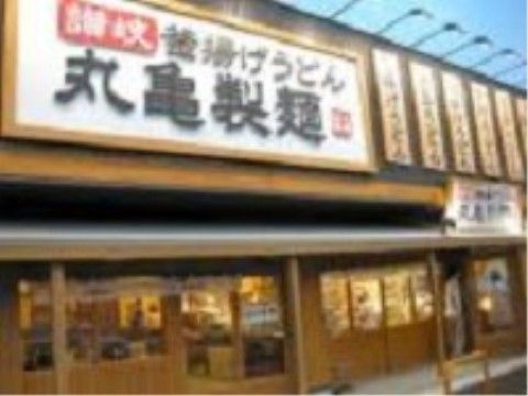 木材を多く使った釜揚げうどんのお店がある。どこでも変わらない、本場のうどんの味を楽しむことができる。