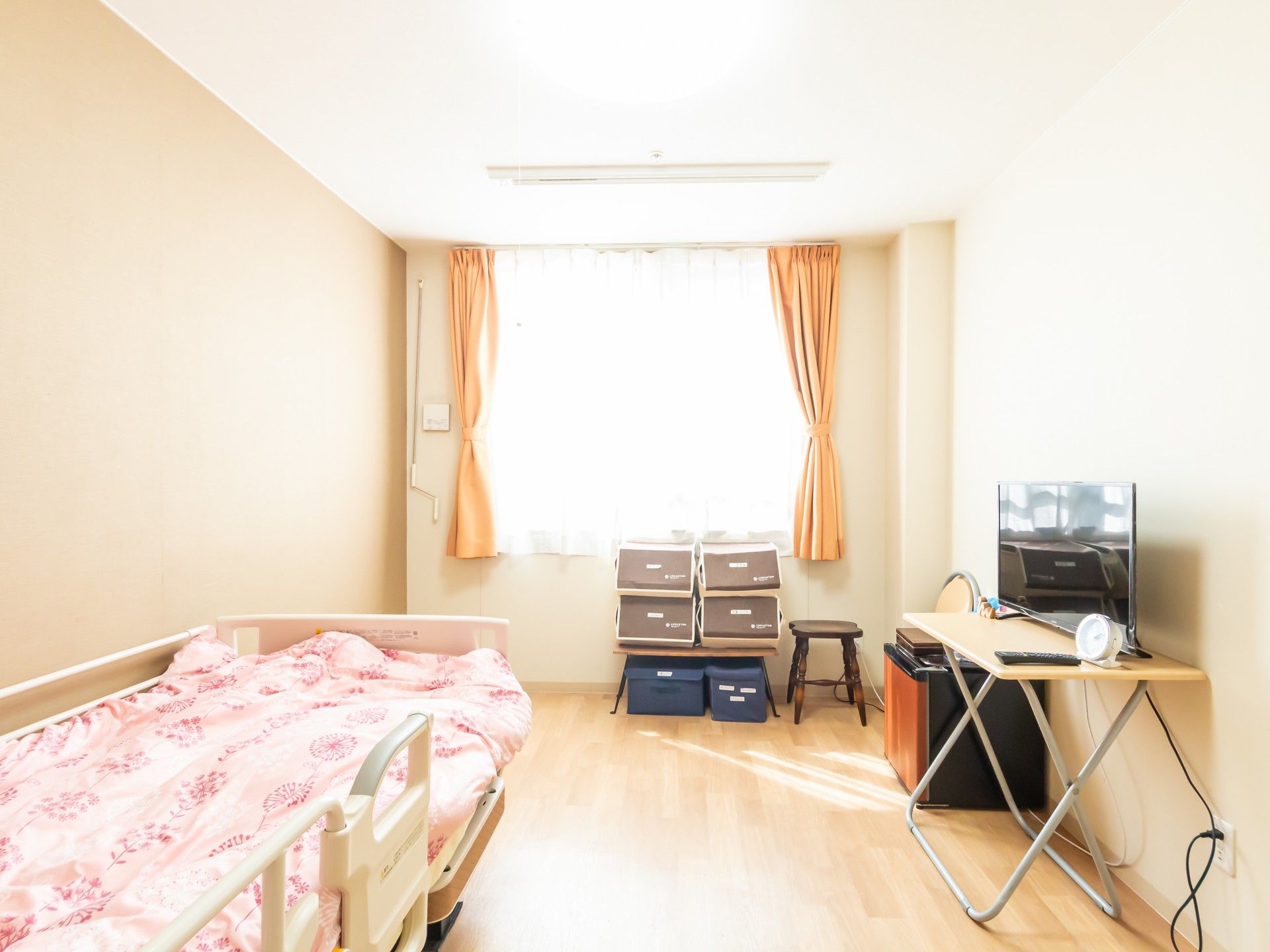 明るい個室のベッド