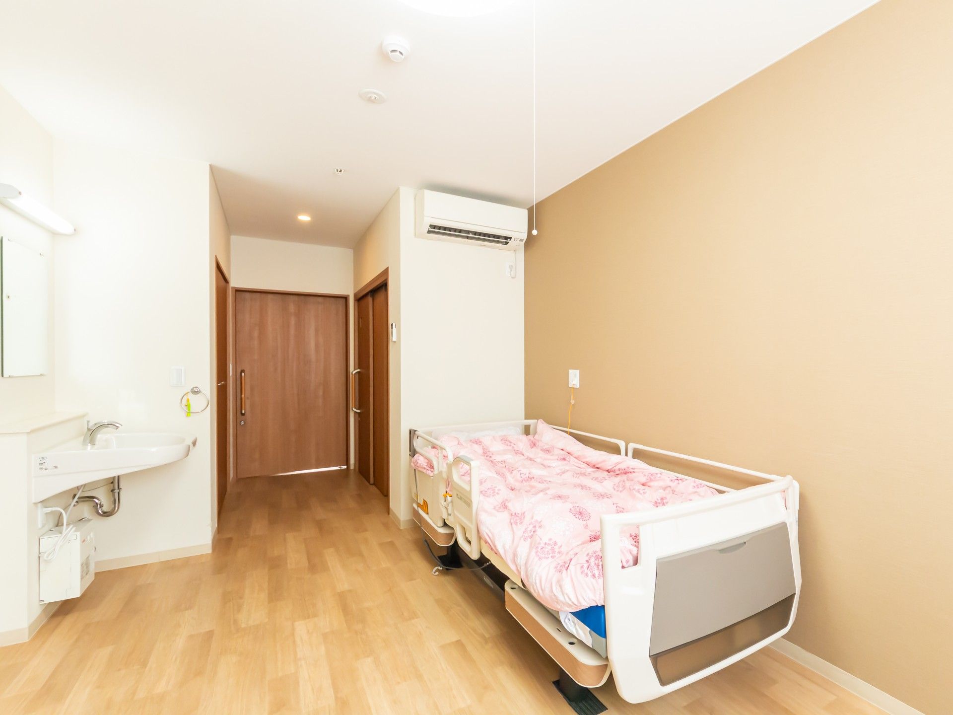 ベッドと洗面台のある部屋