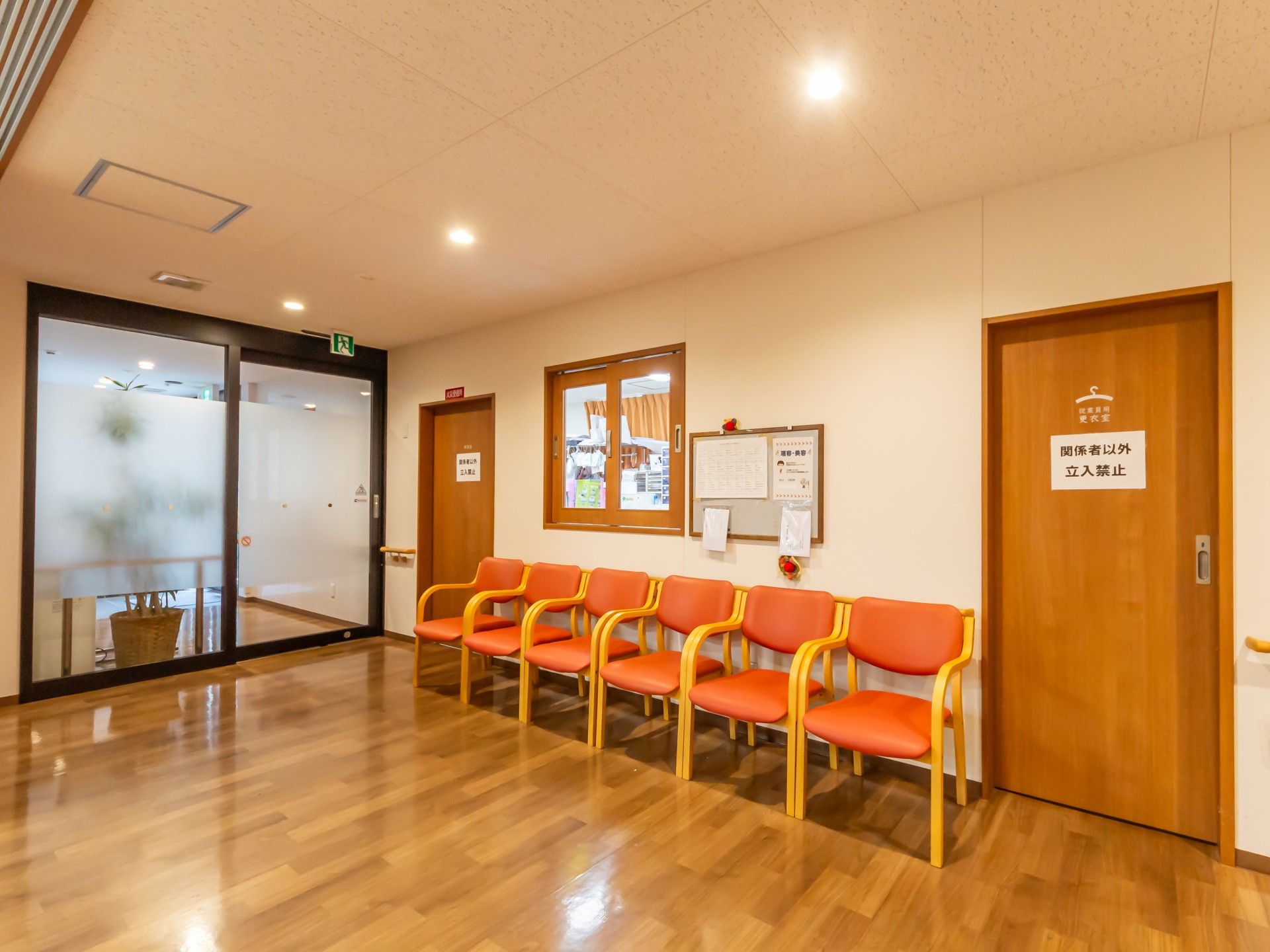 明るい待合スペース