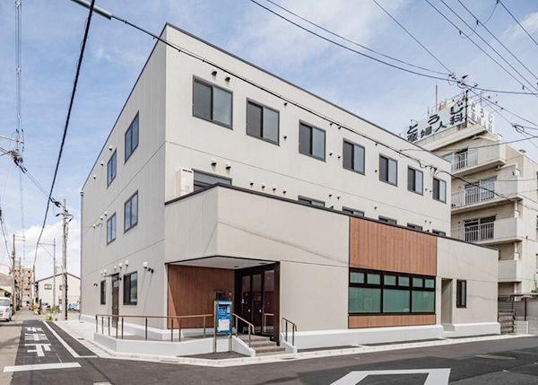 三階建ての建物外観