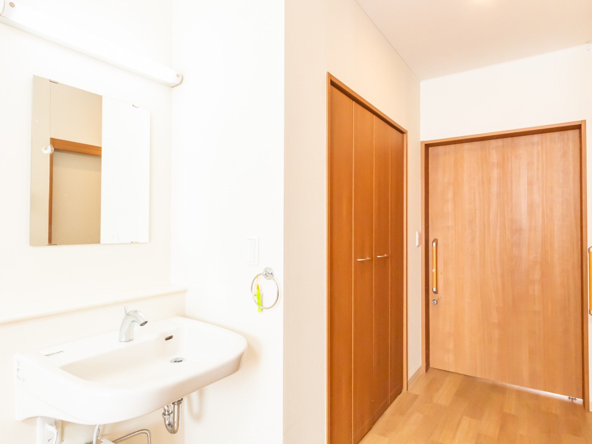 洗面台と木製扉のある空間