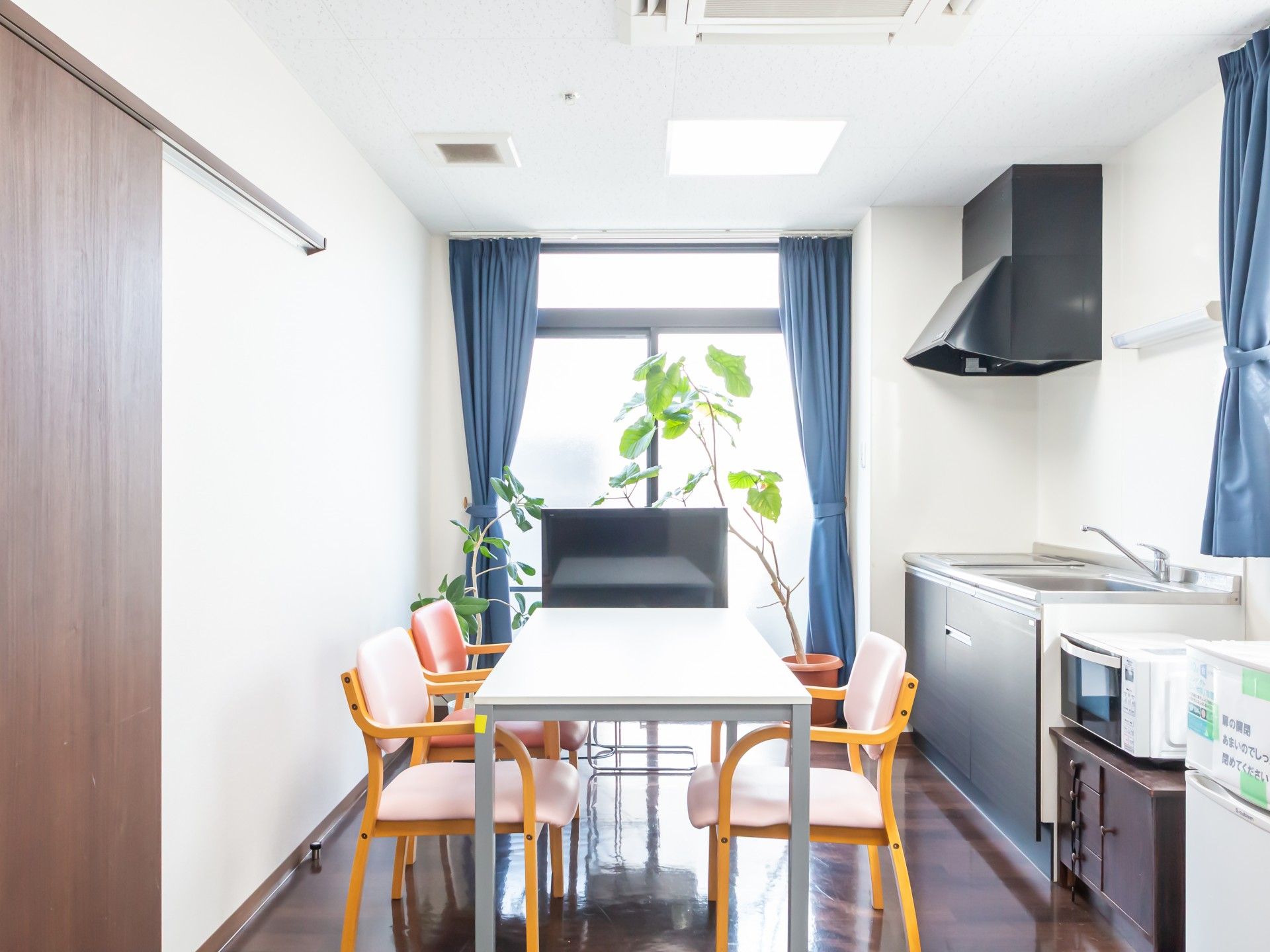 明るいキッチンとテーブル