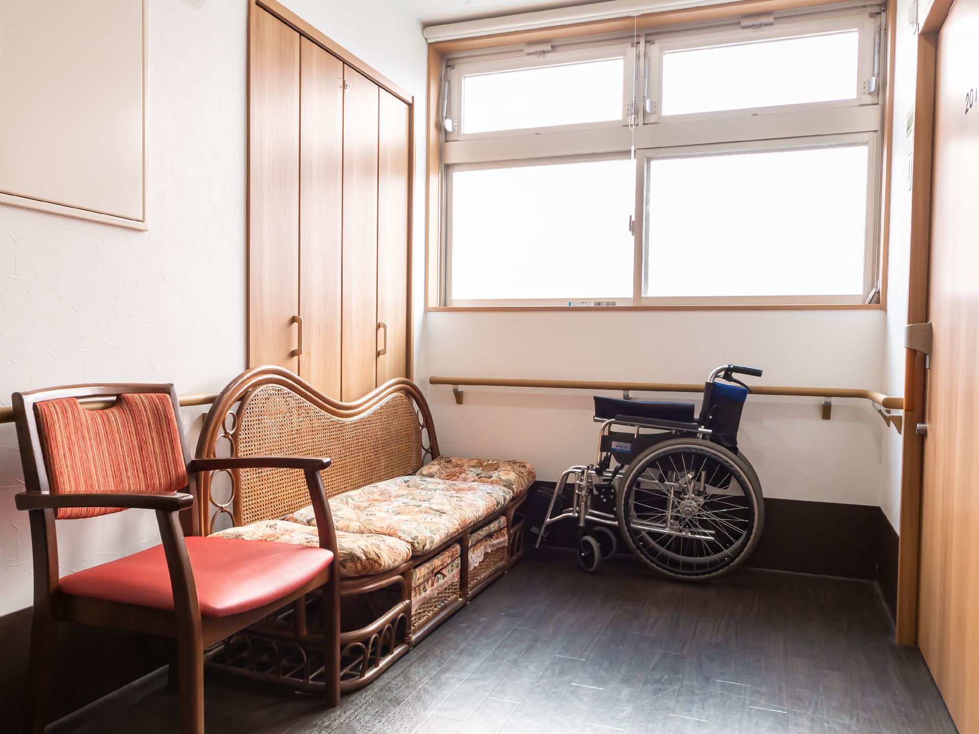 手すりが設置された、各部屋につながる廊下